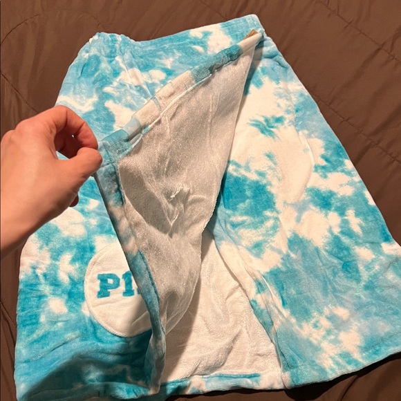 Pink Victotia secret towel - Picture 6 of 10